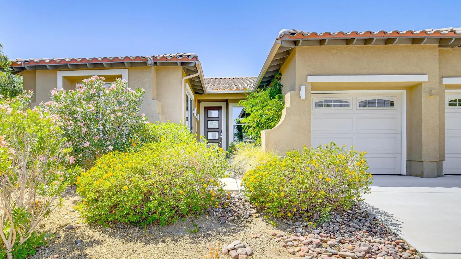 Private Pool And Mtn Views Luxe Palm Springs Home!